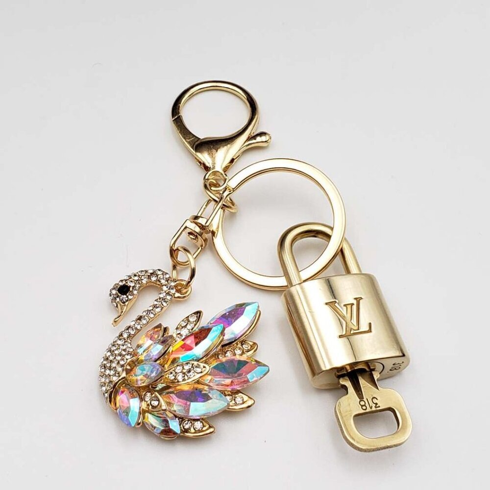 LV Gold Padlock 🔑 Authentic Louis Vuitton Charm + Unbranded Swan Keychain - Picture 4 of 7